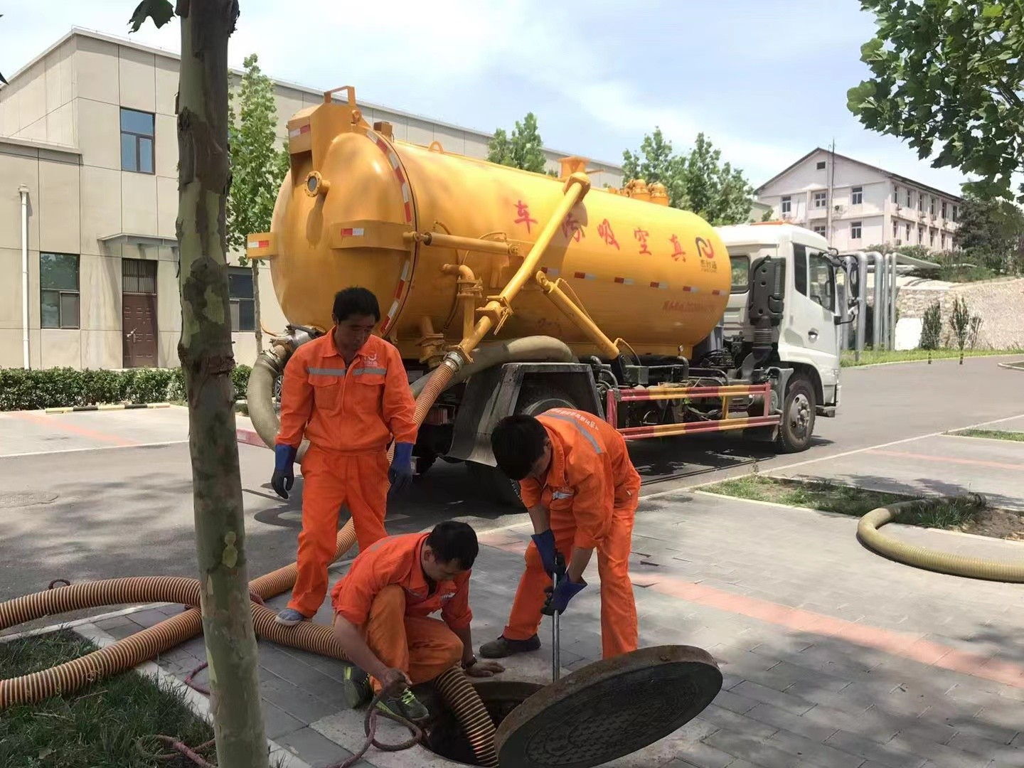 渝水管道疏通车停在窨井附近