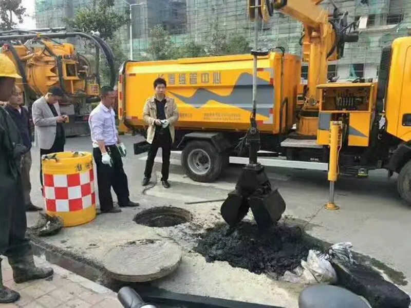渝水街道：网格员化身“清道夫”，为民解忧疏通“堵心”化粪池