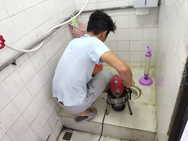 渝水肥皂掉到马桶里把马桶堵住了怎么办？马桶堵住了怎么办