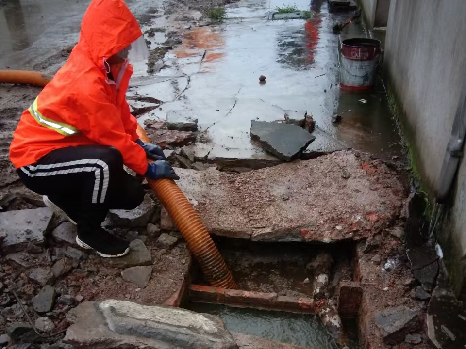 渝水专业清理污水池 炜誉市政以规范流程守护城市 “肠道”