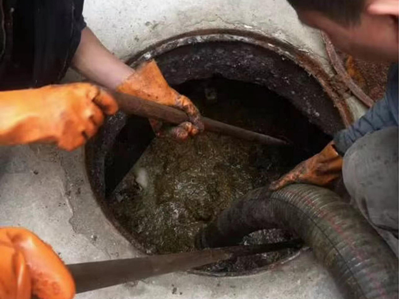 渝水清理化粪池时如何避免沼气的危害？